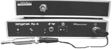 Рис. 8. Внешний вид задней панели приемника (сверху) и передней панели передатчика с подключенным микрофоном 